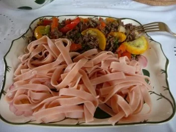 Rezept: Hackfleisch : Hack - Gemüsepfanne mit Chilinudeln Hackfleisch : Hack - Gemüsepfanne mit Chilinudeln - Rezept