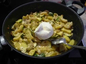 Rezept: Gemüsebeilage : Gurken-Zucchinigemüse Gemüsebeilage : Gurken-Zucchinigemüse - Rezept