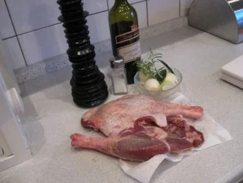 Rezept: knusprige Gänsekeule an Wirsingrahm, dazu Salzkartoffeln knusprige Gänsekeule an Wirsingrahm, dazu Salzkartoffeln - Rezept