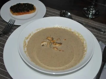 Rezept: Pilzcremesuppe mit Röstbrot Pilzcremesuppe mit Röstbrot - Rezept