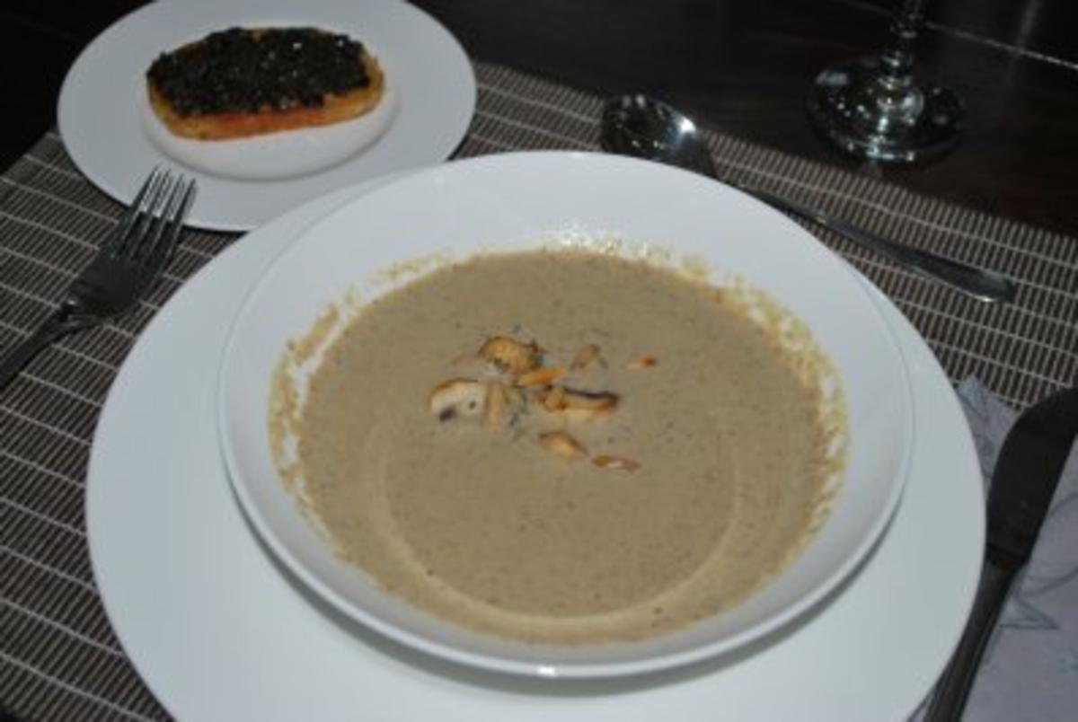 Pilzcremesuppe mit Röstbrot - Rezept mit Bild - kochbar.de