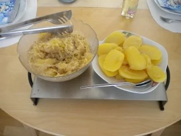 Sauerkraut mit Entercote, Pouletbrust und Salat - Rezept - Bild Nr. 2