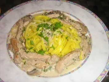 Geschnetzeltes in Champignon-Weinsoße an Taglioline al Limone - Rezept