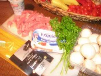 Geschnetzeltes in Champignon-Weinsoße an Taglioline al Limone - Rezept - Bild Nr. 2