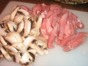 Geschnetzeltes in Champignon-Weinsoße an Taglioline al Limone - Rezept - Bild Nr. 3