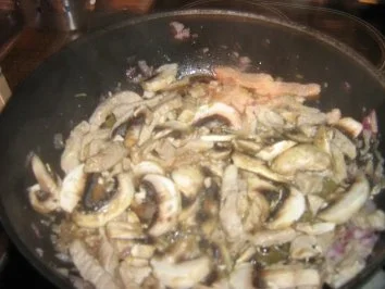 Geschnetzeltes in Champignon-Weinsoße an Taglioline al Limone - Rezept - Bild Nr. 4