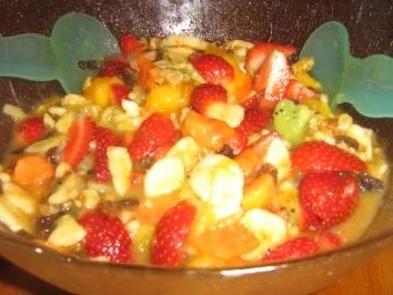 Exotischer Obstsalat mit Erdbeeren - Rezept