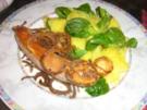 Bauernbratwürste mit gerösteten Zwiebeln  und Kartoffel-Feldsalat - Rezept