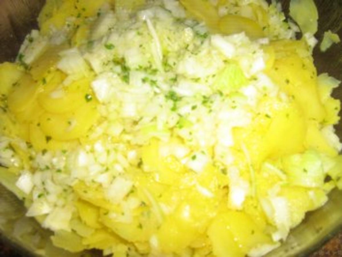 Bauernbratwürste mit gerösteten Zwiebeln  und Kartoffel-Feldsalat - Rezept - Bild Nr. 2