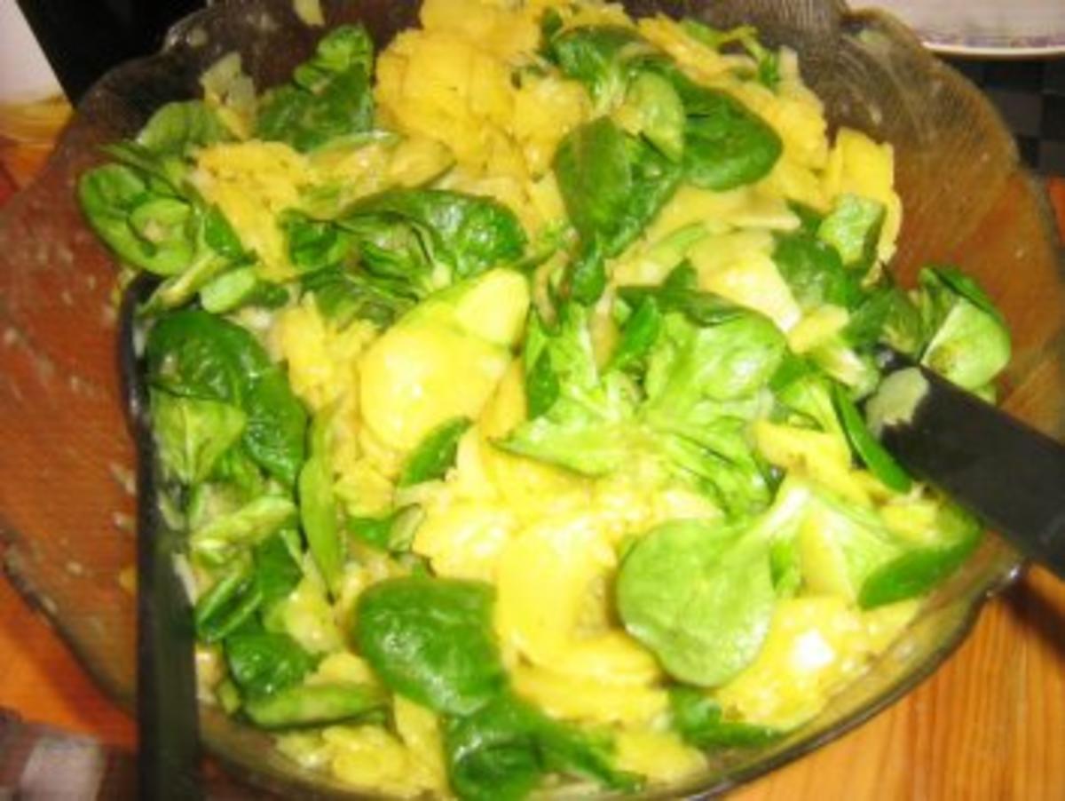 Bauernbratwürste mit gerösteten Zwiebeln  und Kartoffel-Feldsalat - Rezept - Bild Nr. 3