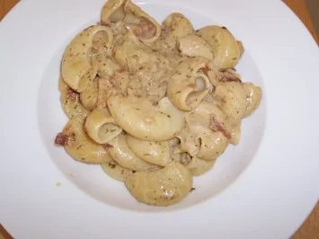 Riesenmuschelnudeln mit einer Käse-Sahnesauce - Rezept