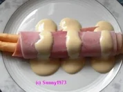 Schinken-Spargelröllchen mit Honig-Senf-Soße - Rezept
