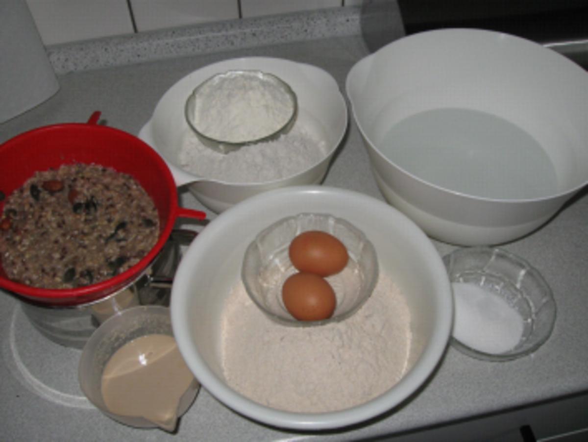 selbstgebackeneRoggenmischbrot mit Körner und Mandeln  ( abgewandelte Form) - Rezept