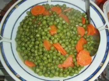 Kaninchen in Rotwein mit Karotten + Erbsen Gemüse - Rezept - Bild Nr. 2