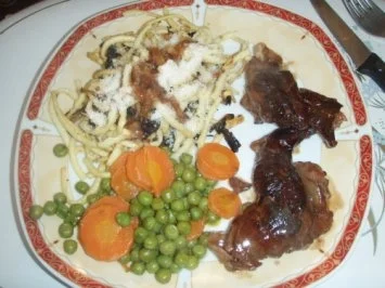 Kaninchen in Rotwein mit Karotten + Erbsen Gemüse - Rezept - Bild Nr. 3