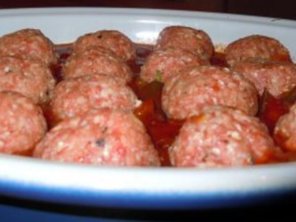 Überbackene Hackbällchen auf Paprika-Tomaten-Gemüse - Rezept - kochbar.de