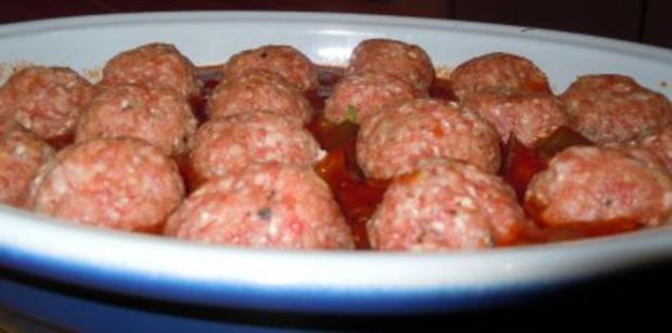 Überbackene Hackbällchen auf Paprika-Tomaten-Gemüse - Rezept - kochbar.de