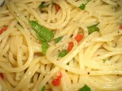 Rezept: Spaghetti aglio e olio mit Sardellen und Habaneros Spaghetti aglio e olio mit Sardellen und Habaneros - Rezept