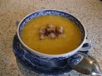 Fränkische Wein-Gemüsesuppe mit Zimtcroutons - Rezept
