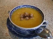 Fränkische Wein-Gemüsesuppe mit Zimtcroutons - Rezept