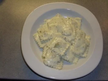 Nudelgerichte: Ravioli in Käse-Bärlauch-Sosse - Rezept