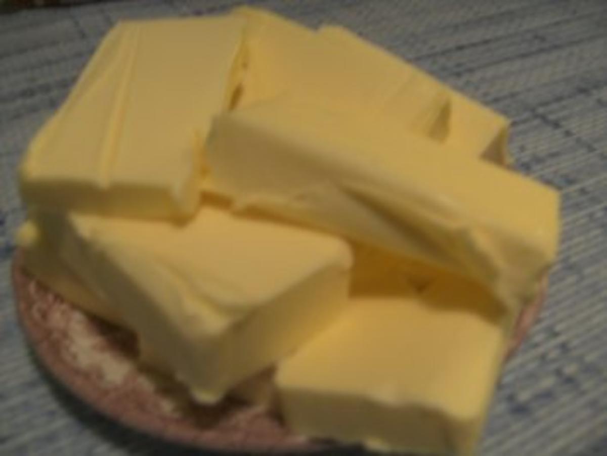 Buttercremtorte  in einer Schoko-Haube - Rezept - Bild Nr. 3