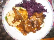 Rehkeule gefüllt im Speckmantel mit Apfelrotkohl - Rezept