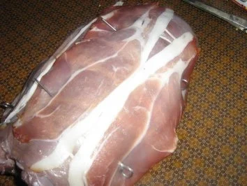 Rehkeule gefüllt im Speckmantel mit Apfelrotkohl - Rezept - Bild Nr. 4