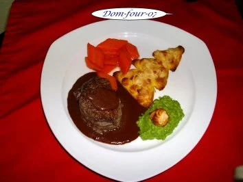 Rinderfilet an Rotweinchili-Schokoladensauce mit Erbsenpüree, Zuckermöhrchen Kartoffelbaum - Rezept