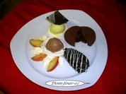 Warmer Schokoladenkuchen mit flüssigem Kern an Vanilleeis & Schokomousse auf glasierten Äp - Rezept