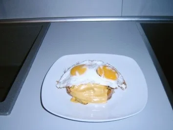 Fleischkäse mit Ei, Zwiebeln und Käse - Rezept