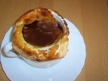 Wildsuppe unter einer Blätterteighaube - Rezept