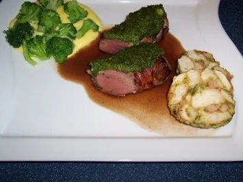 Rehrücken im Speckmantel unter einer Kräuterkruste überbacken an Serviettenknödeln - Rezept - Bild Nr. 2