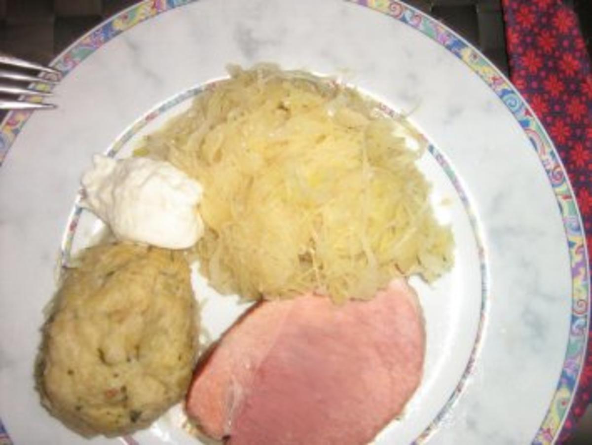 Schäufele mit Sauerkraut und Pfifferlingknödel - Rezept - Bild Nr. 3
