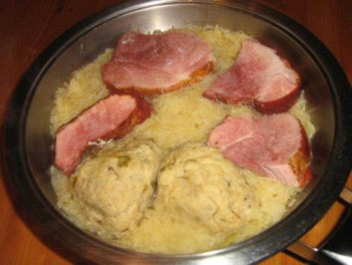 Schäufele mit Sauerkraut und Pfifferlingknödel - Rezept - Bild Nr. 2
