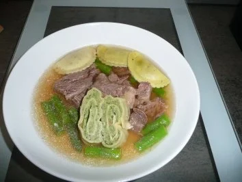 Feine Rinderbrühe mit Einlagen - Rezept