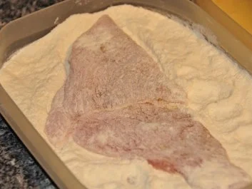 Schnitzel mit Haselnuss-Rosinen-Panade und Wedges - Rezept - Bild Nr. 2