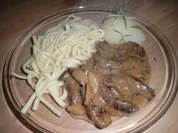 Lebergeschnetzeltes in Hagebutten-Sahnesoße mit Rosmarinbirnen - Rezept