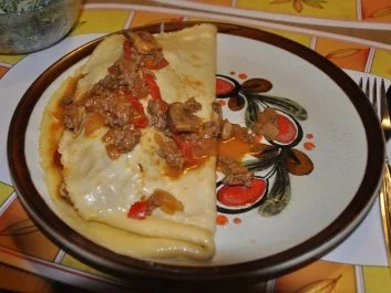 herzhafte Eierpfannkuchen mit Hack-Pilz-Paprika-Füllung - Rezept