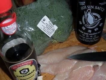 Gebratenes Hühnerfleisch mit Gemüse in Hoi-Sin-Sauce; scharf - Rezept - Bild Nr. 3