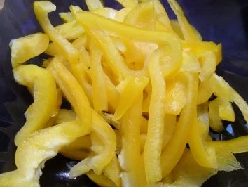 Gebratenes Hühnerfleisch mit Gemüse in Hoi-Sin-Sauce; scharf - Rezept - Bild Nr. 4