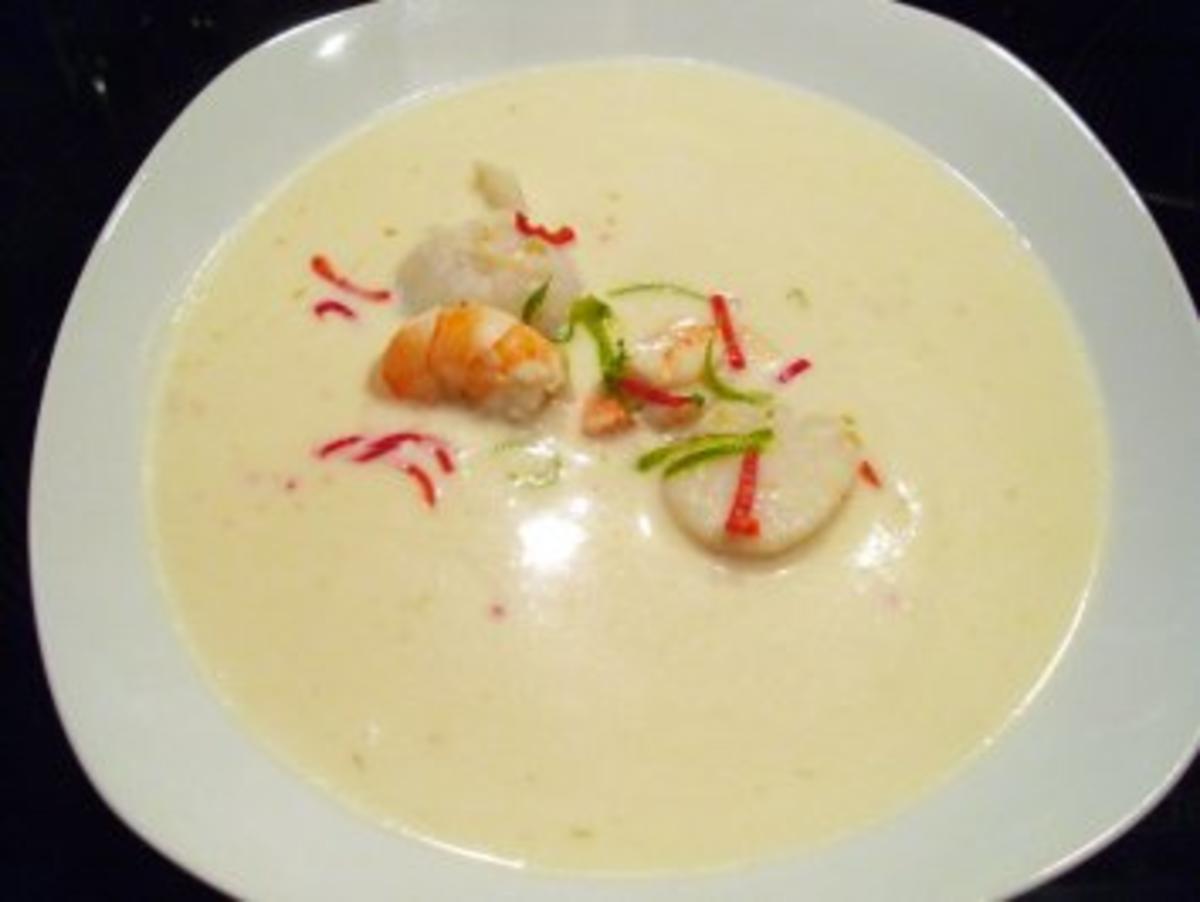 Suppe: Chilli-Kokos-Suppe mit Garnelen und Jacobsmuscheln - Rezept