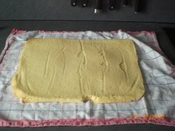 Sahne-Biskuitrolle - Rezept - Bild Nr. 9