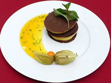 Rezept: Passionsfruchtmousse mit Orangen-Minze-Olivenöl-Soße Passionsfruchtmousse mit Orangen-Minze-Olivenöl-Soße - Rezept