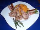 Lammkarrees mit Chilitagliatelle und Bohnen im Speckmantel - Rezept