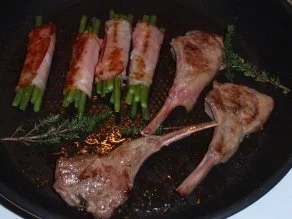 Rezept: Lammkarrees mit Chilitagliatelle und Bohnen im Speckmantel Bild Nr. 2 Lammkarrees mit Chilitagliatelle und Bohnen im Speckmantel - Rezept - Bild Nr. 2