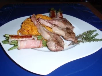 Rezept: Lammkarrees mit Chilitagliatelle und Bohnen im Speckmantel Bild Nr. 4 Lammkarrees mit Chilitagliatelle und Bohnen im Speckmantel - Rezept - Bild Nr. 4