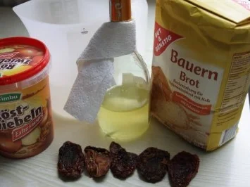 Brot/Brötchen: Bauerbrot mit Tomaten und Zwiebeln - Rezept - Bild Nr. 2