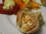 Lachsrolle mit Paprika und Créme frâche - Rezept