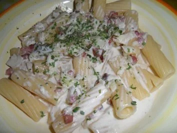 Tortiglioni in Gorgonzola-Speck-Sauce mit Sahne - Rezept